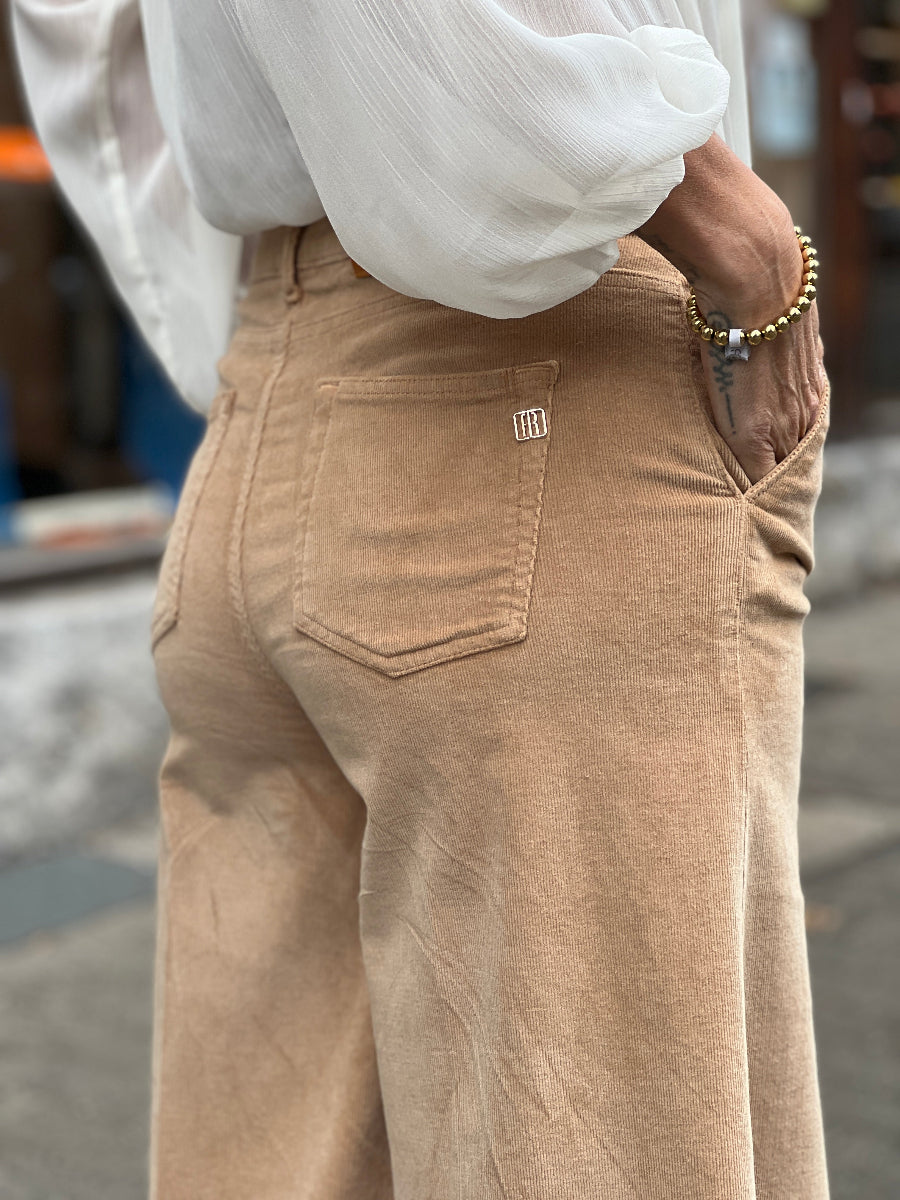 fracomina-hose-superflare-cord-no129-concept-store-duesseldorf